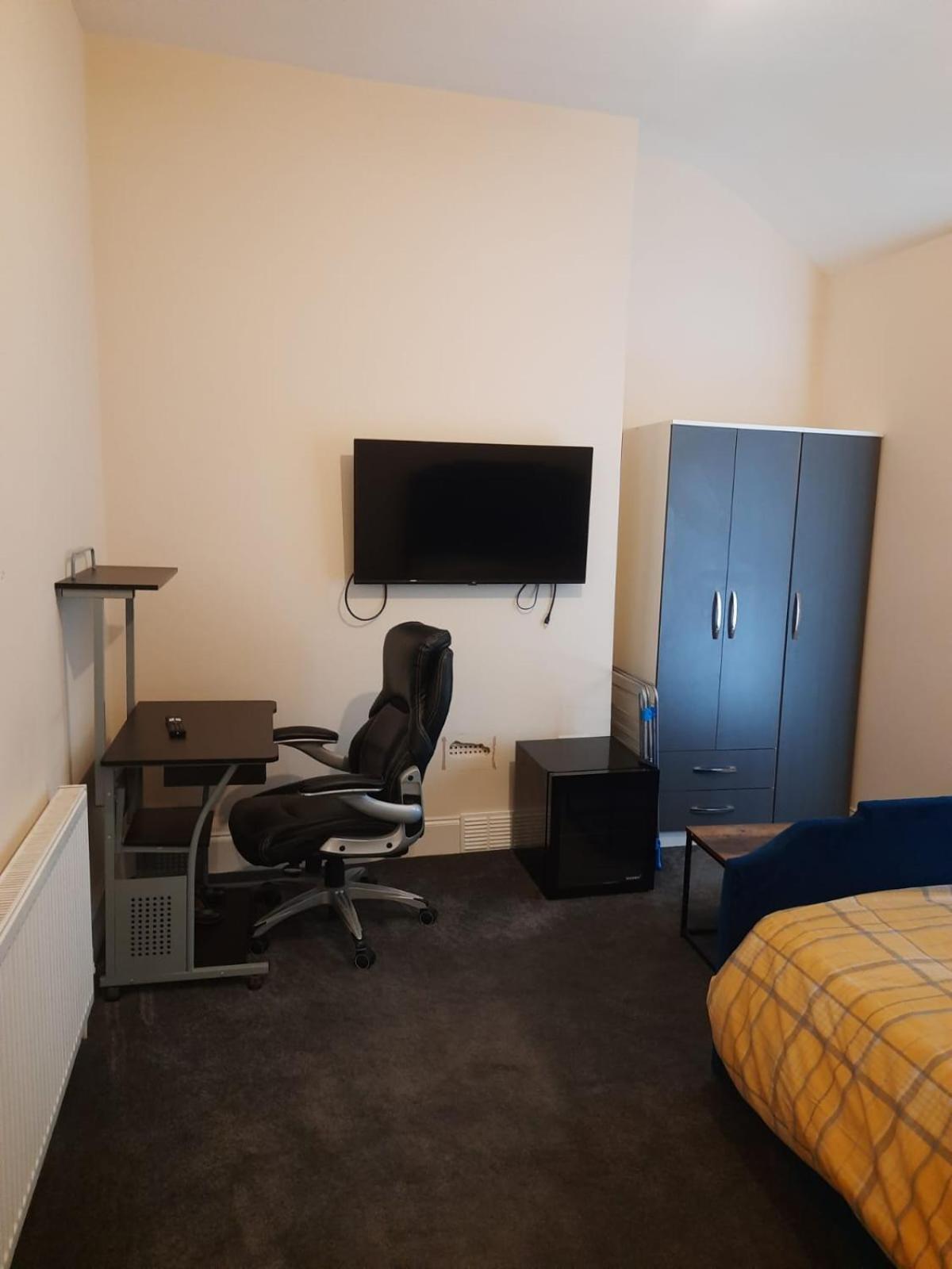 Lovely Bedroom With Shared Kitchen & Bathroom Free Parking والسال المظهر الخارجي الصورة